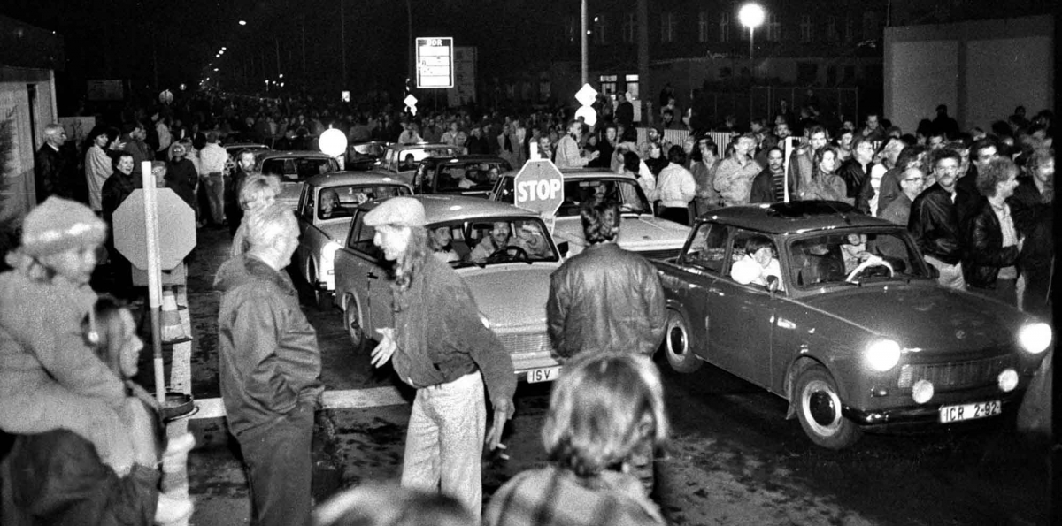 Menschen und Autos auf der Strasse